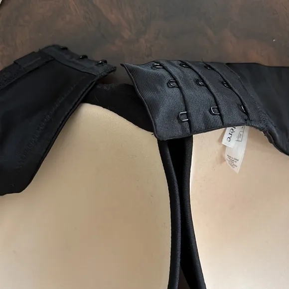 Le Mystere Infinite Possibilities Deep Plunge Convertible Push-Up T-Shirt Bra.