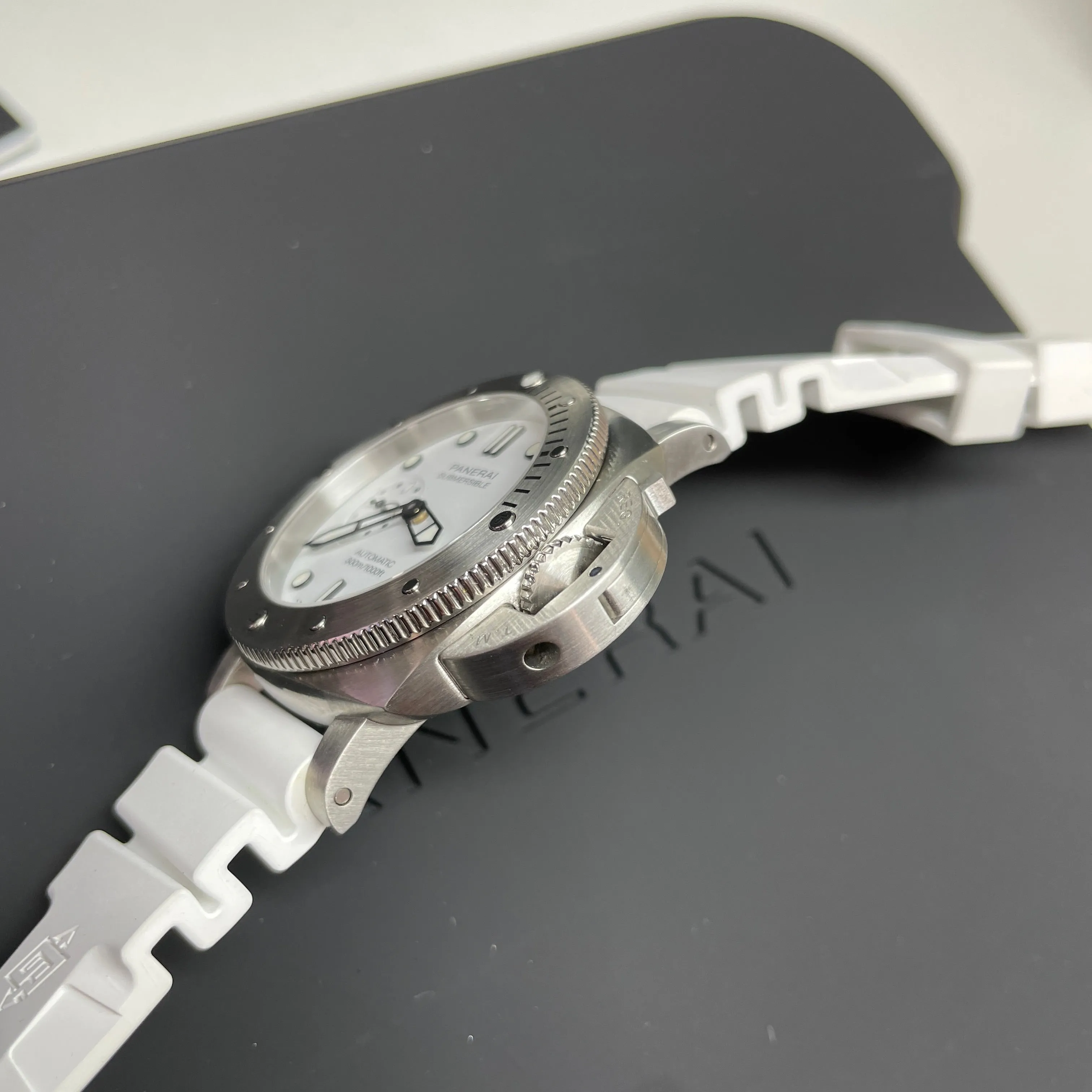 Pre-owned Panerai Submersible 42mm Bianco White PAM01223
