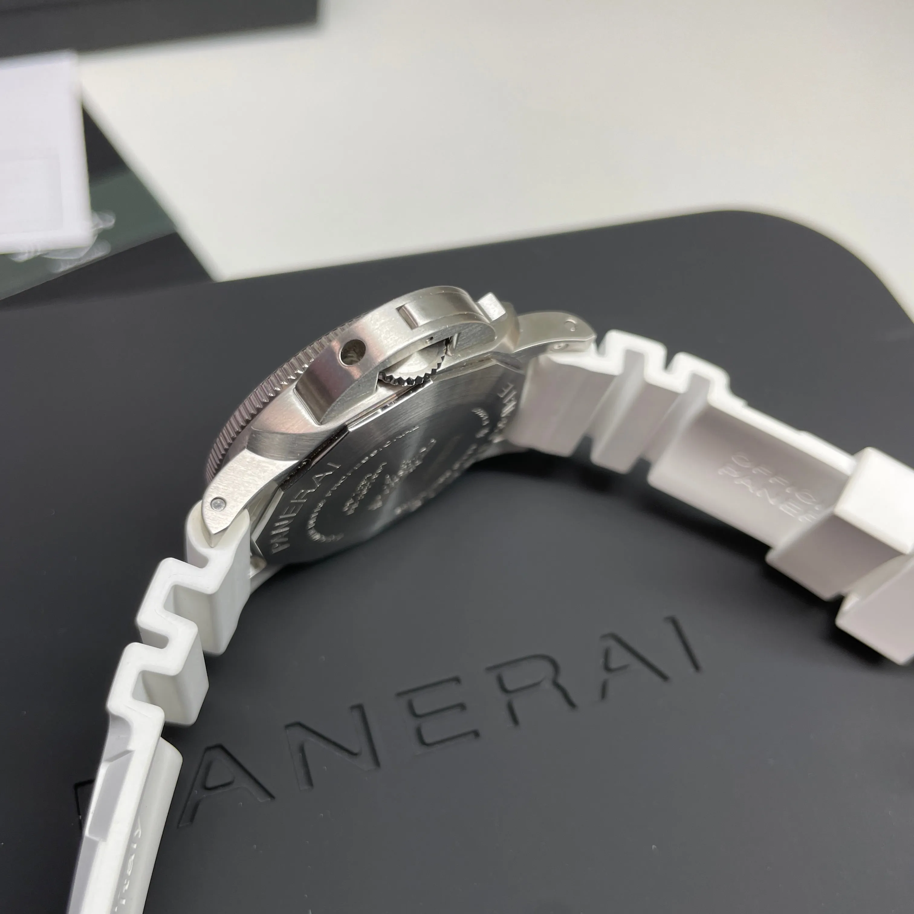 Pre-owned Panerai Submersible 42mm Bianco White PAM01223