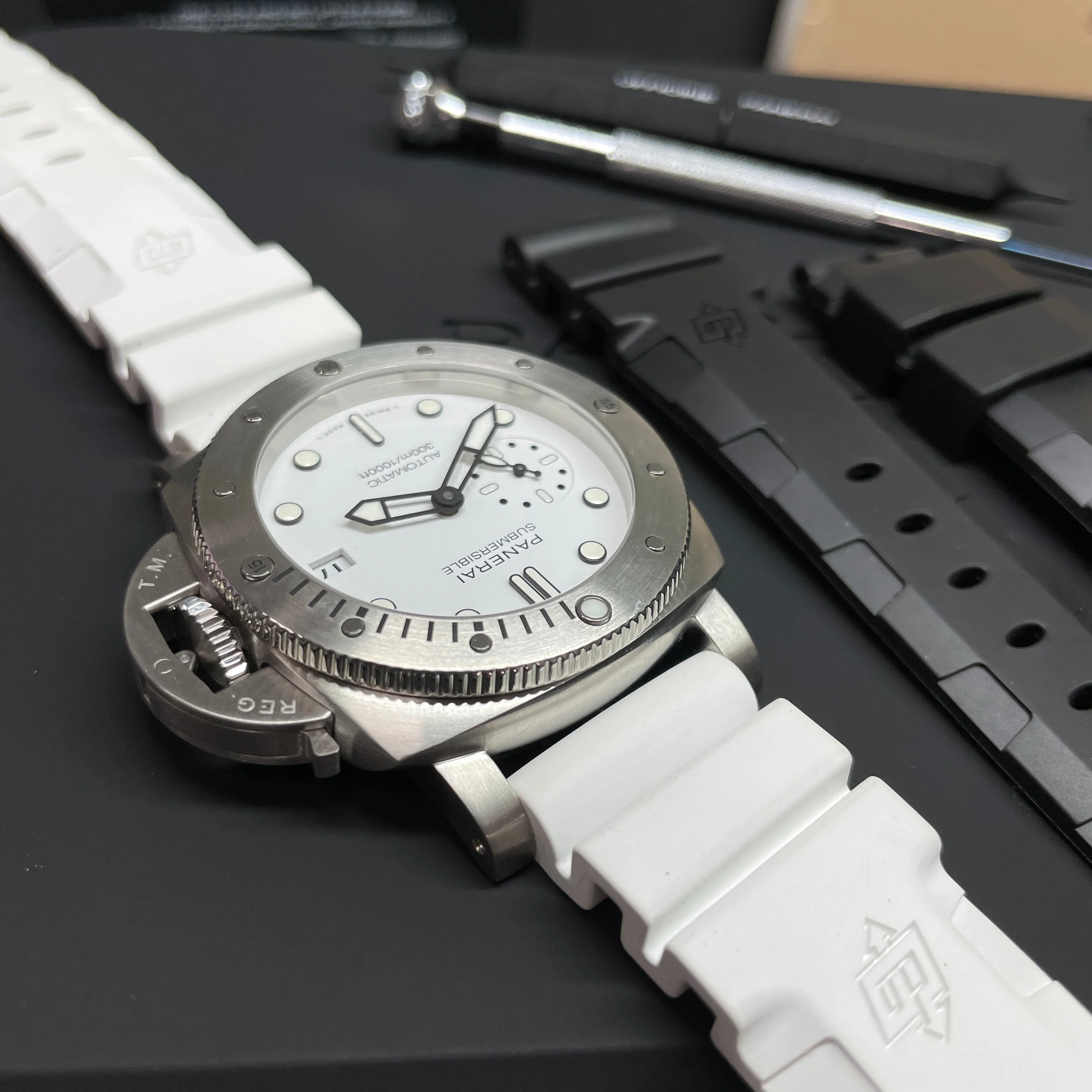 Pre-owned Panerai Submersible 42mm Bianco White PAM01223
