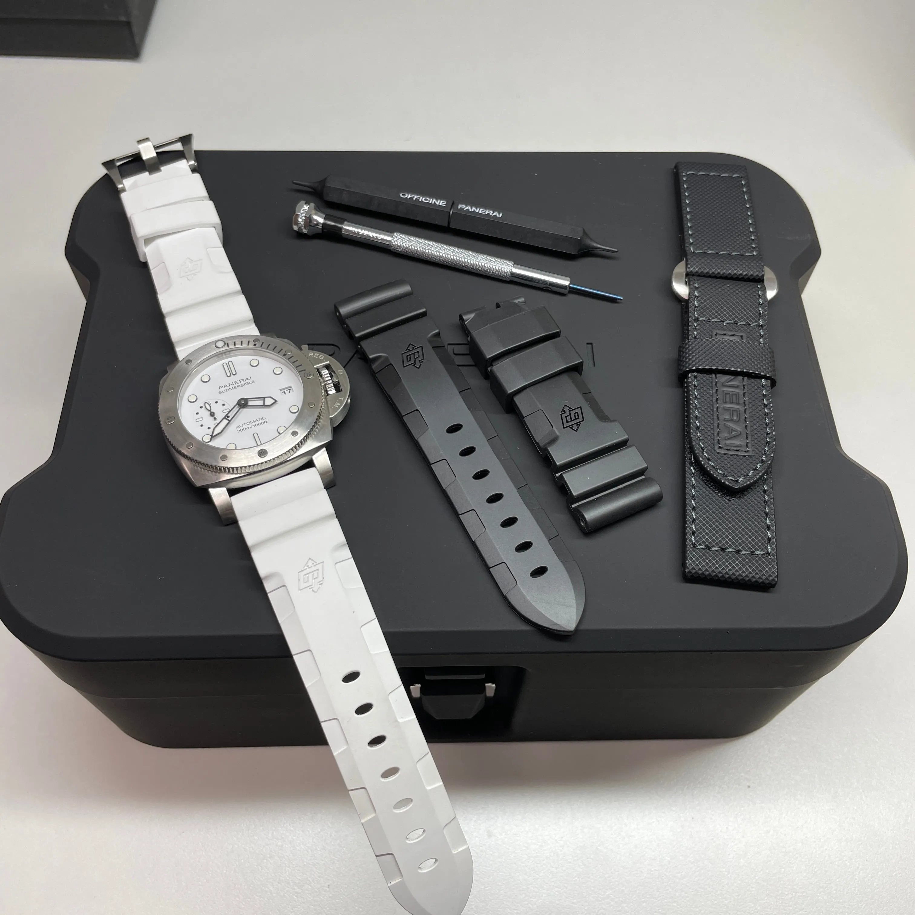 Pre-owned Panerai Submersible 42mm Bianco White PAM01223