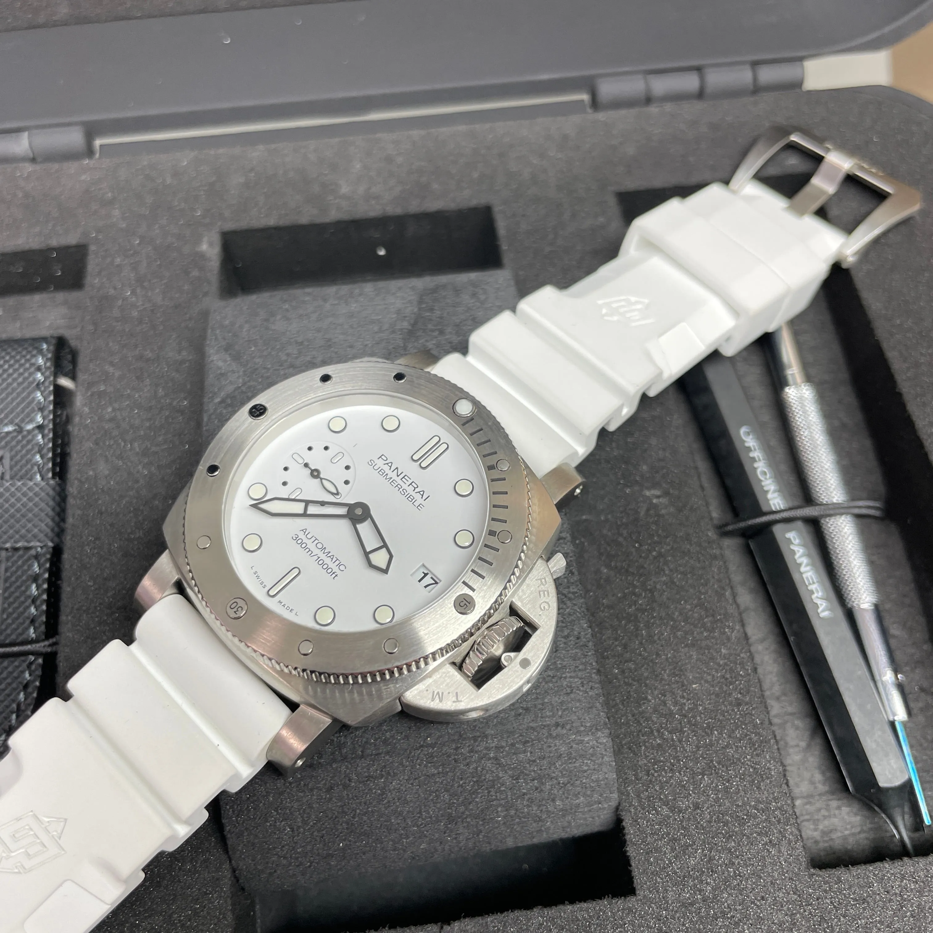Pre-owned Panerai Submersible 42mm Bianco White PAM01223