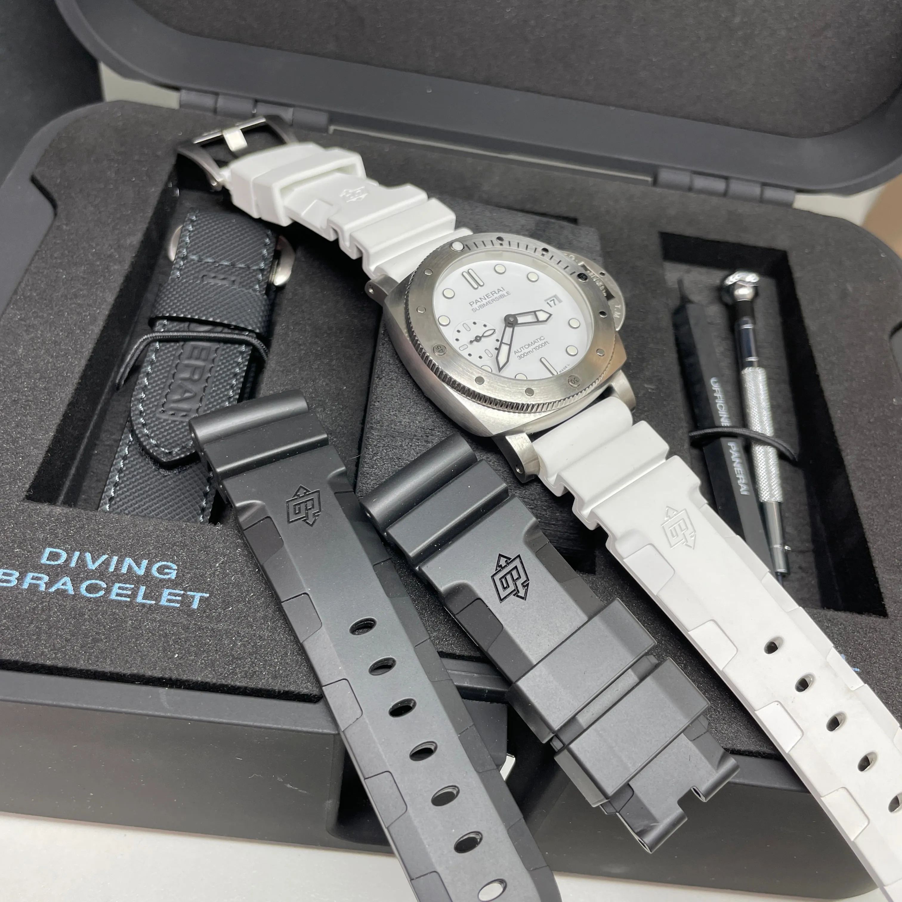 Pre-owned Panerai Submersible 42mm Bianco White PAM01223