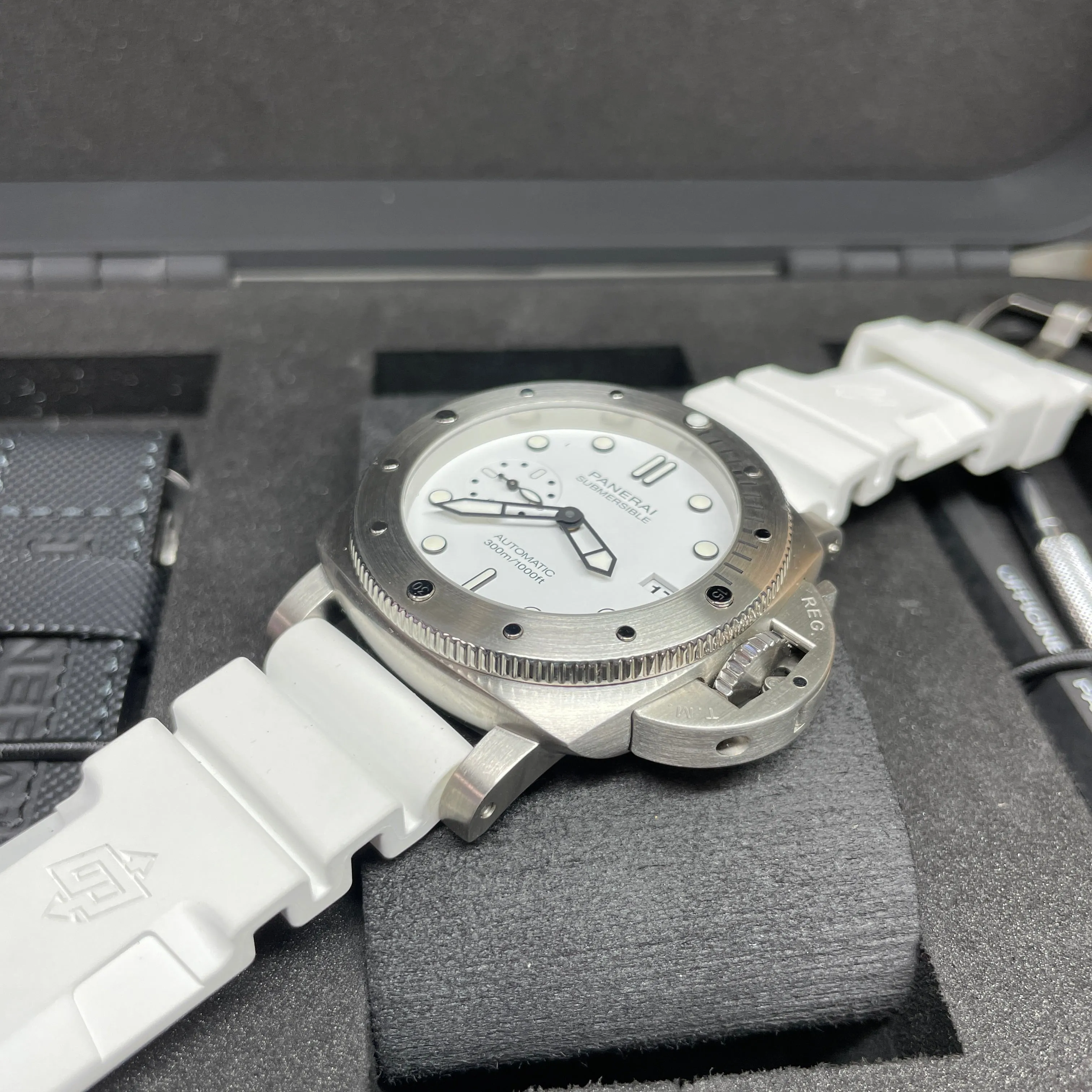 Pre-owned Panerai Submersible 42mm Bianco White PAM01223